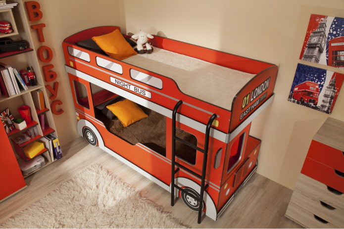 łóżko piętrowe w pokoju dziecinnym