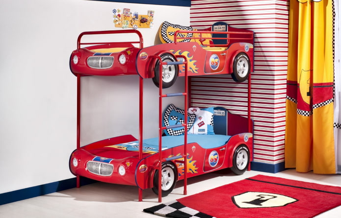 מכונית מיטת קומתיים בחדר הילדים