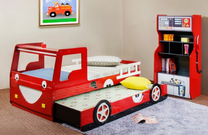 מכונית מיטת קומתיים בחדר הילדים
