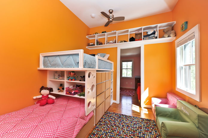 poschodový model v detskej izbe pre heterosexuálne deti