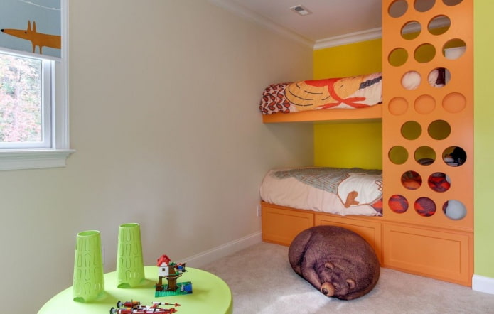 palanda oranžová postel v dětském pokoji