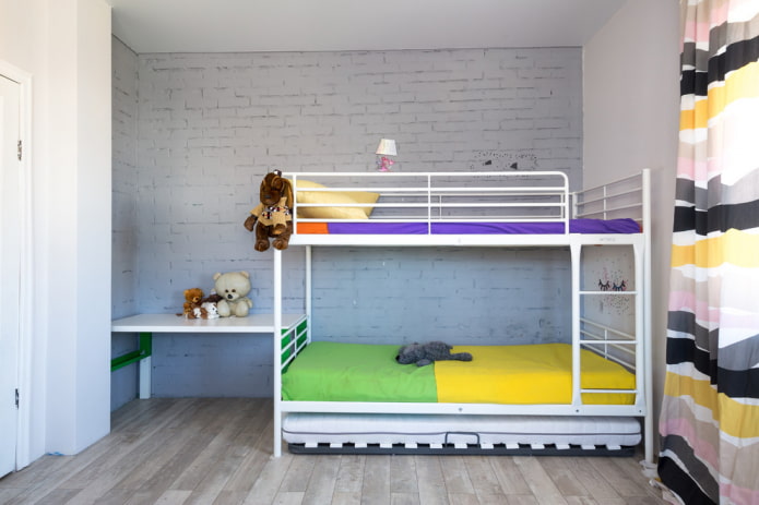 poschodová kovová posteľ v detskej izbe