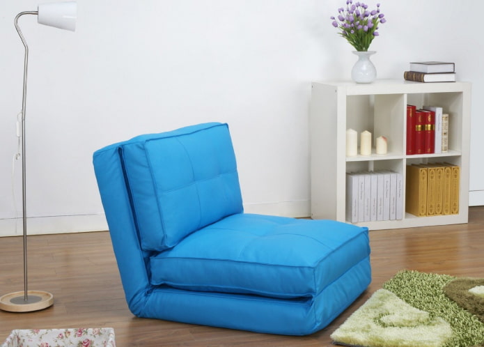chaise pliante bleue à l'intérieur