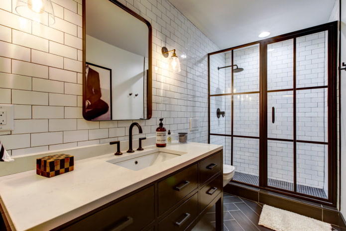 carreaux blancs avec des briques à l'intérieur de la salle de bain