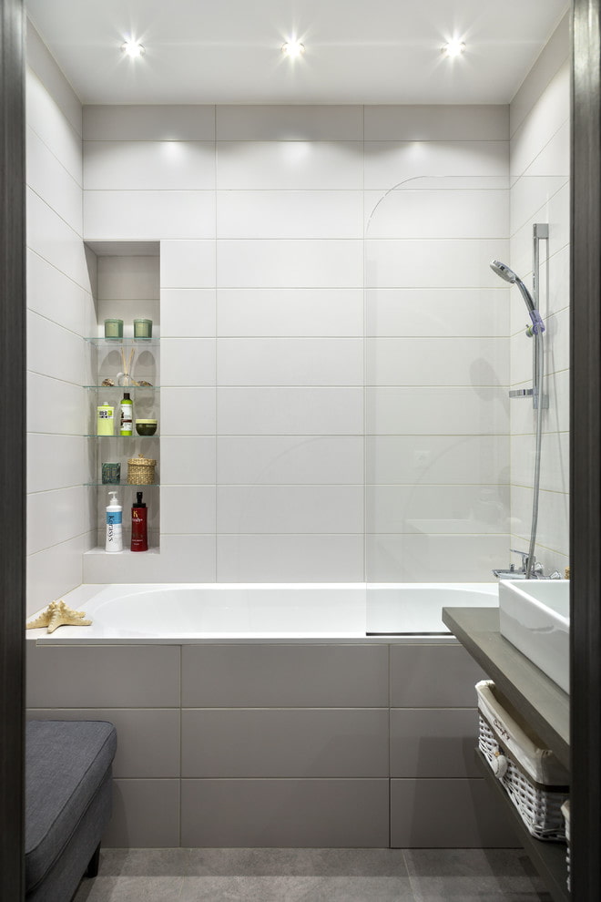 pilkos ir baltos spalvos plytelių apdaila vonios kambaryje