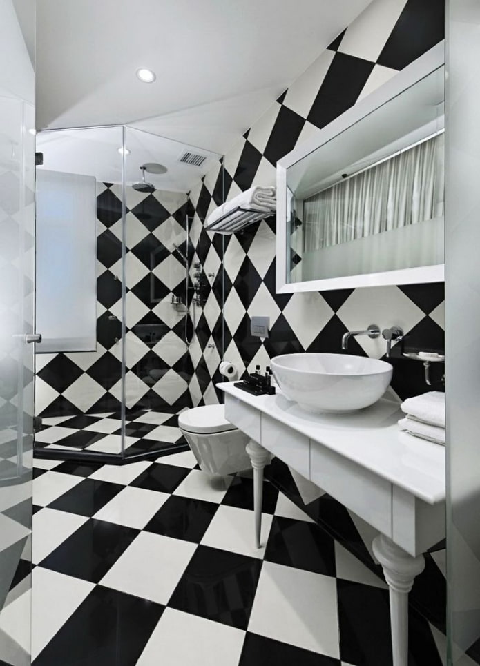 čierna a biela kachľová povrchová úprava v kúpeľni