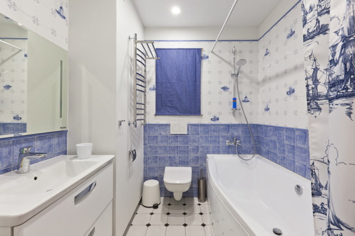 baltas un zilas flīzes vannas istabas interjerā
