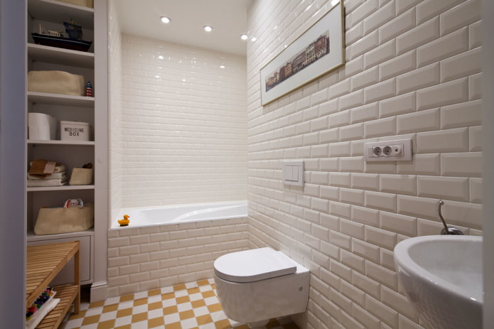 baltos plytelės su plytomis vonios kambario interjere