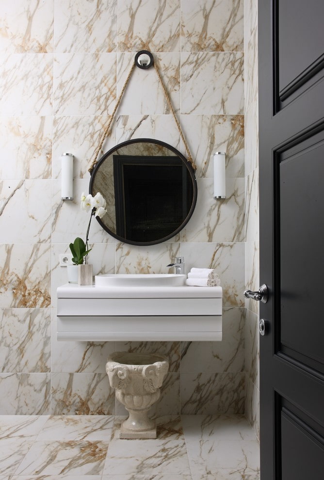 balta marmora flīzes vannas istabā