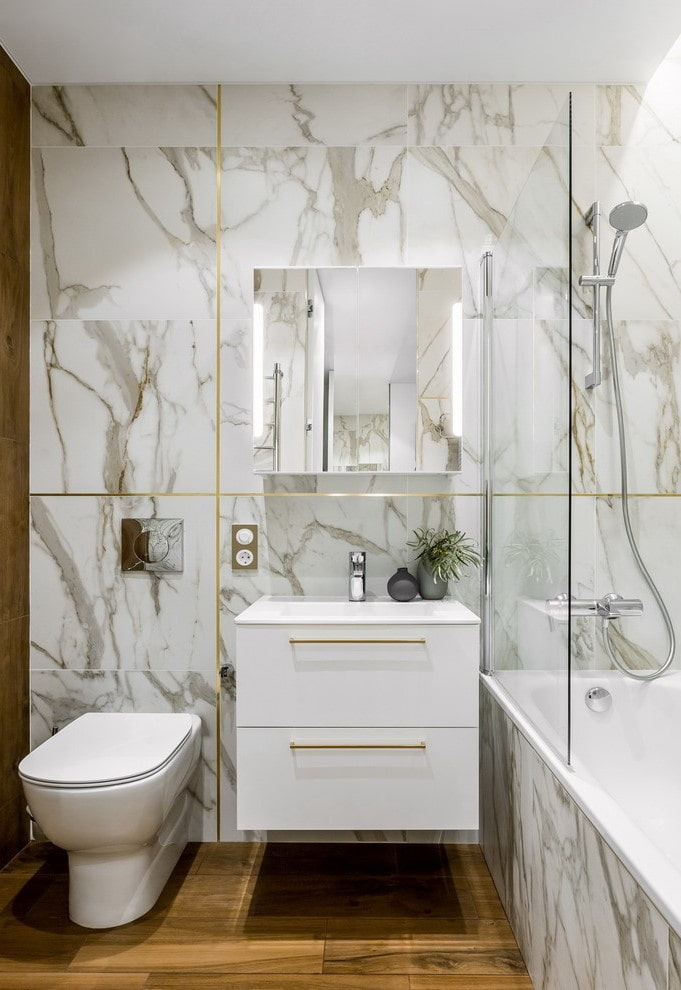 hvite marmorfliser på badet