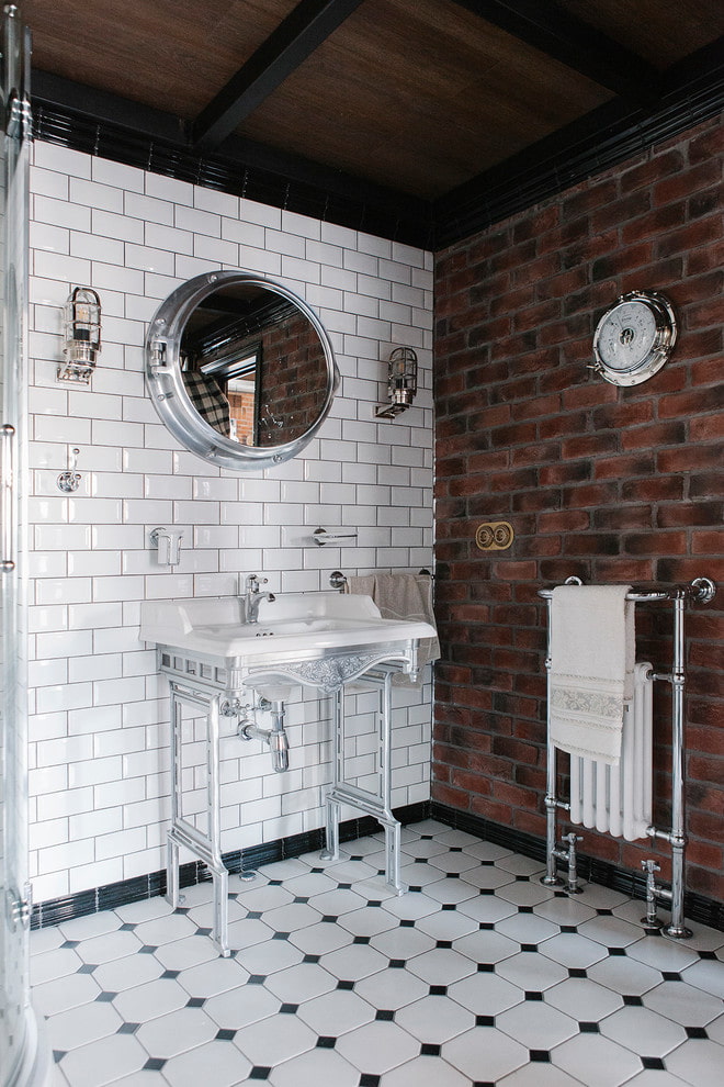 carreaux blancs avec de la brique à l'intérieur de la salle de bain