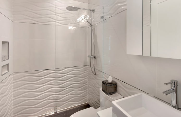 azulejos de relevo branco no interior do banheiro