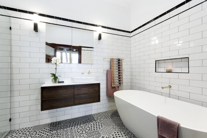 azulejos brancos com tijolos no interior da casa de banho