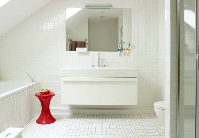 carreaux de mosaïque blancs à l'intérieur de la salle de bain