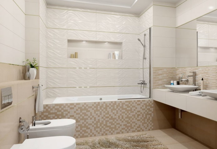 baltas un smilškrāsas flīzes vannas istabas interjerā