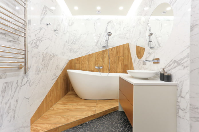 carreaux blancs avec du bois à l'intérieur de la salle de bain