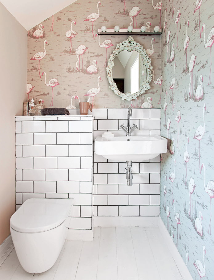 azulejos brancos com papel de parede no banheiro