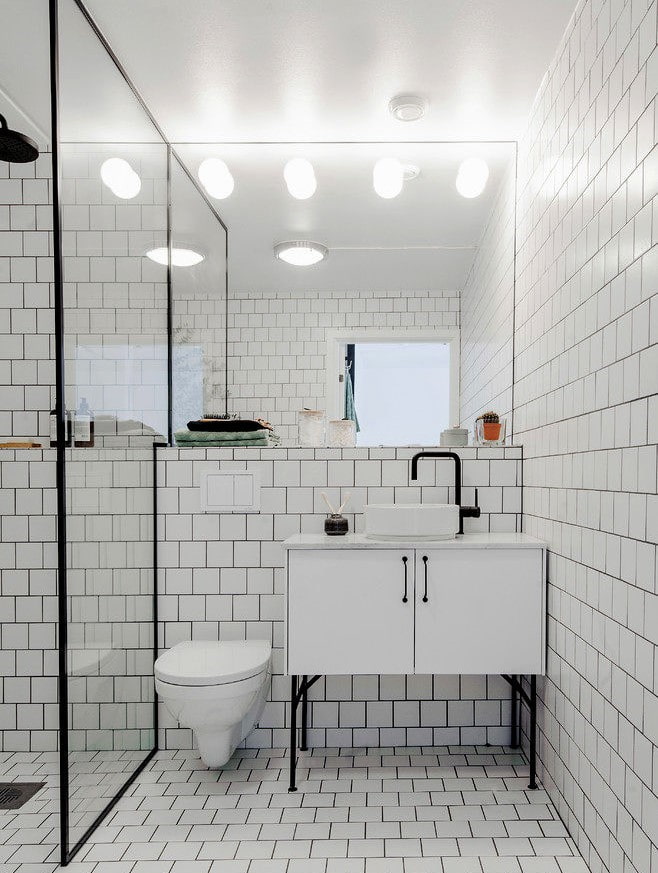 azulejo blanco con lechada en el interior del baño