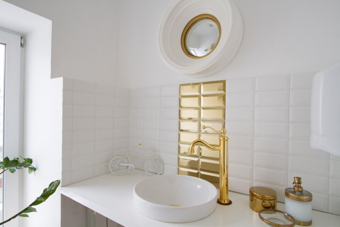 baltas un zelta krāsas flīzes vannas istabas interjerā