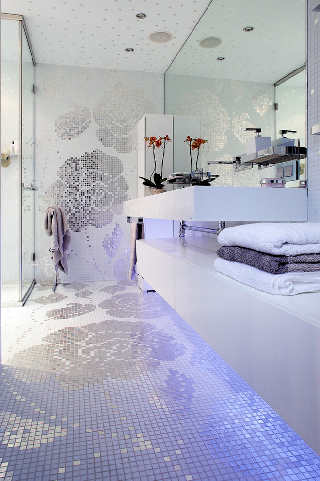 Mozaikos kompozicija vonios kambaryje