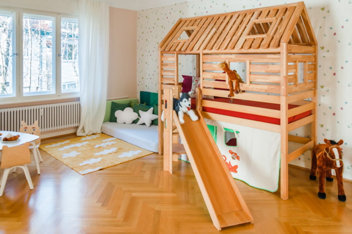 posteľ v podobe domu so schodiskom v detskej izbe