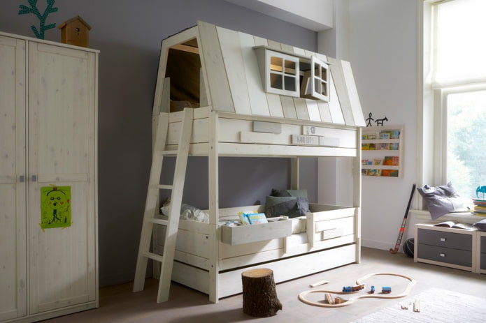 двуетажно легло под формата на къща в детската стая