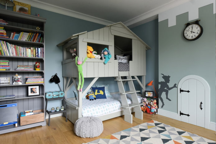 מיטת קומותיים בצורת בית בחדר הילדים