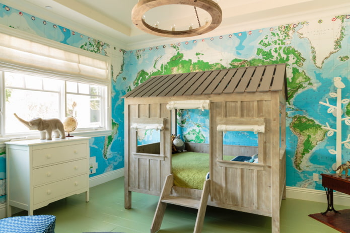 säng i form av ett hus i barnkammaren för en pojke
