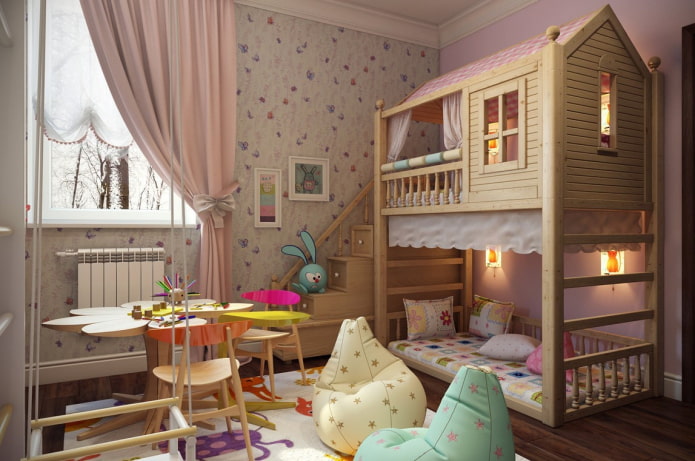 säng i form av ett hus i barnkammaren för flickan