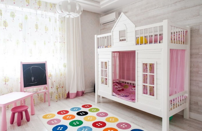 bed in the form of a house in the nursery for the girl