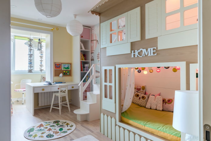 postel v podobě domu v dětském pokoji pro dívku