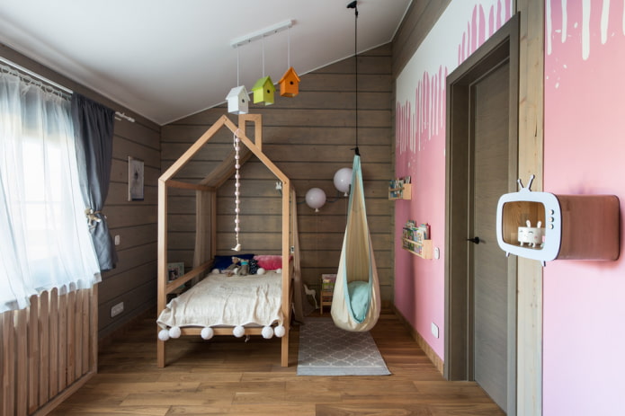 łóżko w postaci domu w pokoju dziecinnym dla dziewczynki