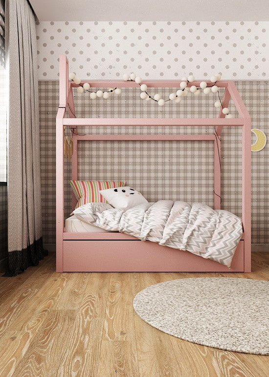 rosa Bett in Form eines Hauses im Kinderzimmer