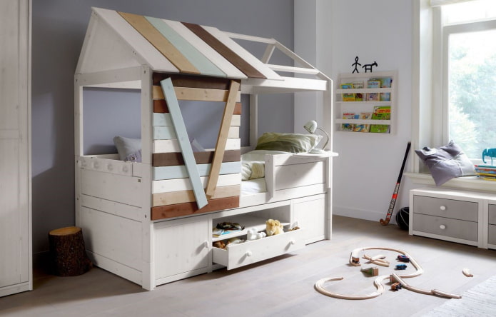 Bett in Form eines Hauses mit Schubladen im Kinderzimmer