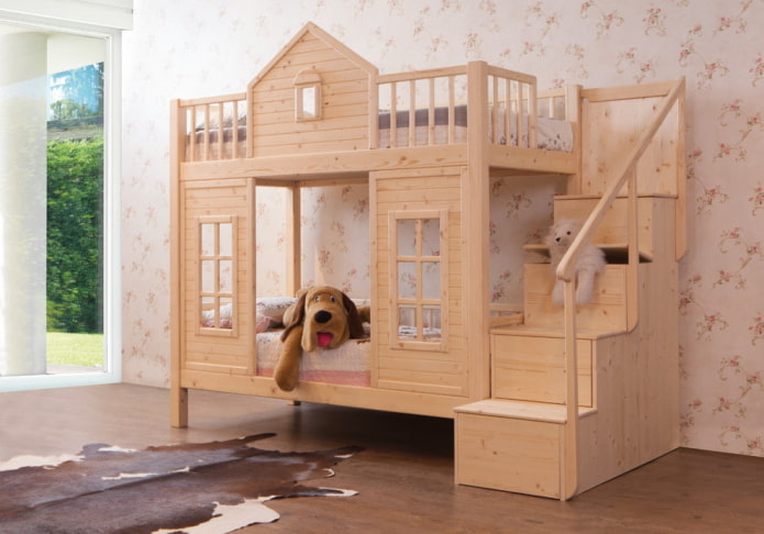 легло под формата на къща със стълбище в детската стая