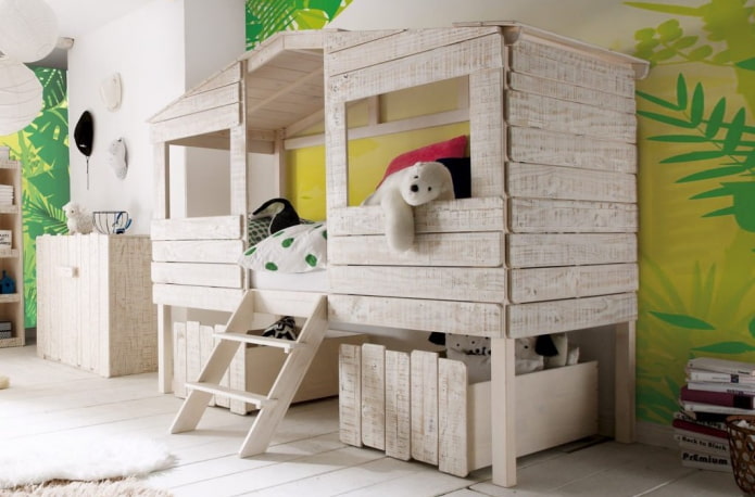 מיטה בצורת בית בחדר הילדים