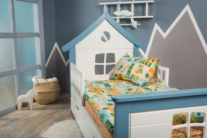 מיטה בצורת בית עם צדדים בחדר הילדים