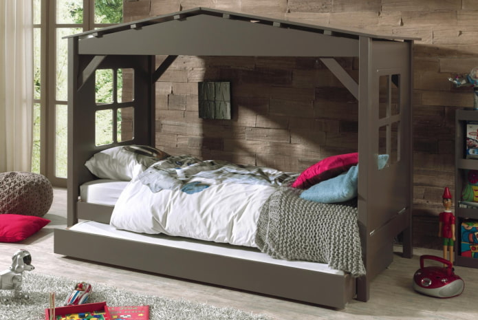 кревет у облику куће у дечијем креветићу