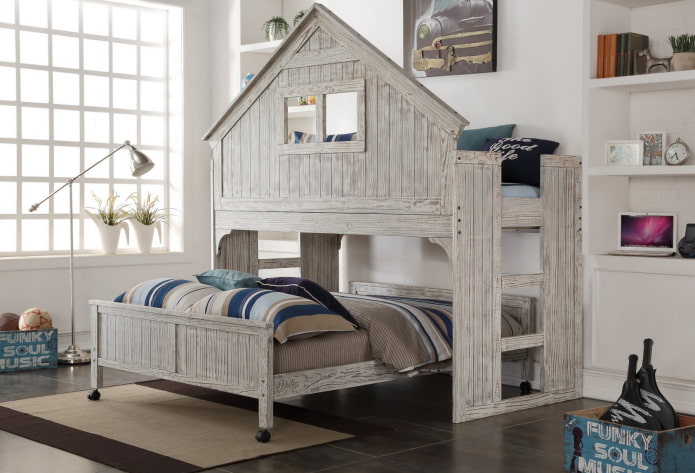 graues Bett in Form eines Hauses im Kinderzimmer