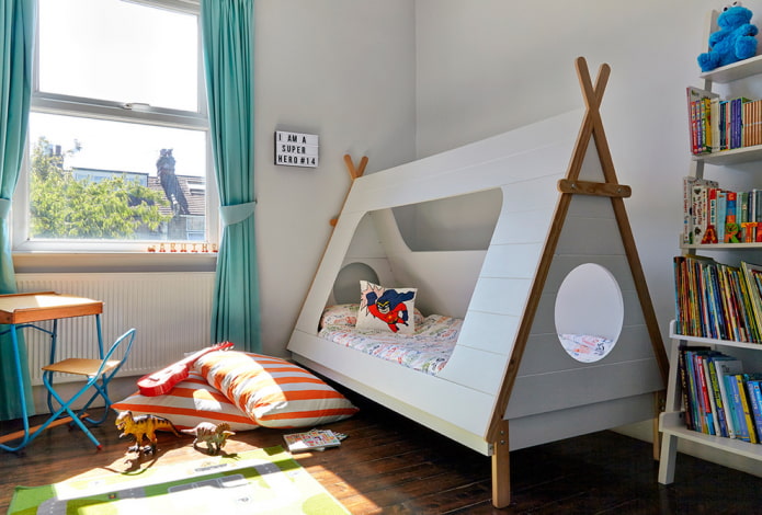 vigvamová postel v dětském pokoji pro chlapce