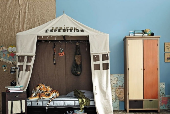 מיטה בצורת אוהל בחדר הילדים לילד