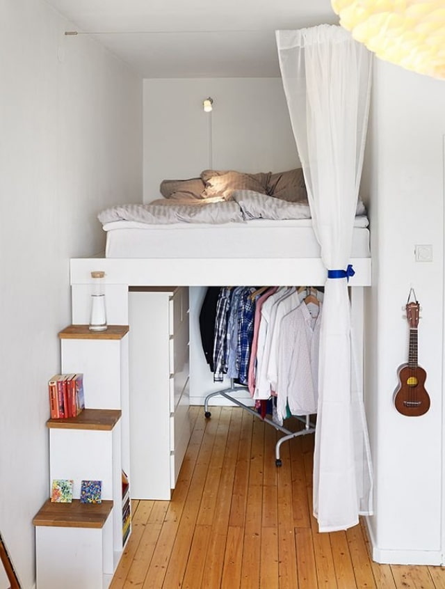 postel přes strop v ložnici
