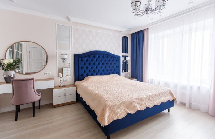 плави кревет у унутрашњости спаваће собе