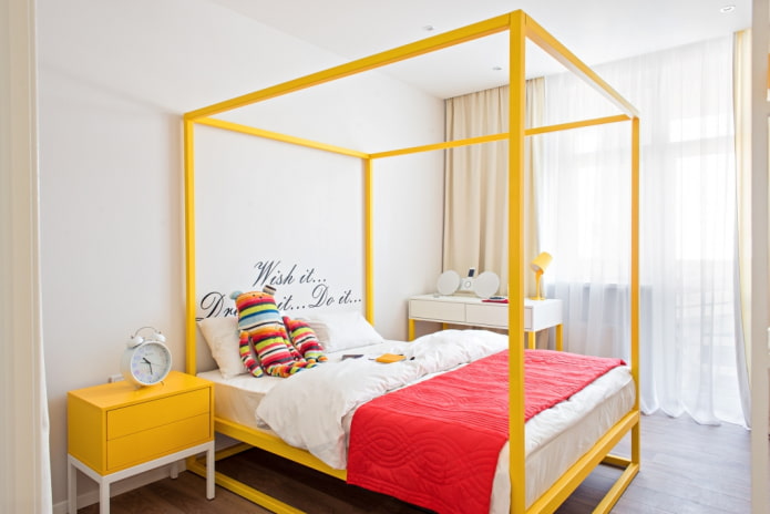 žltá posteľ v interiéri spálne
