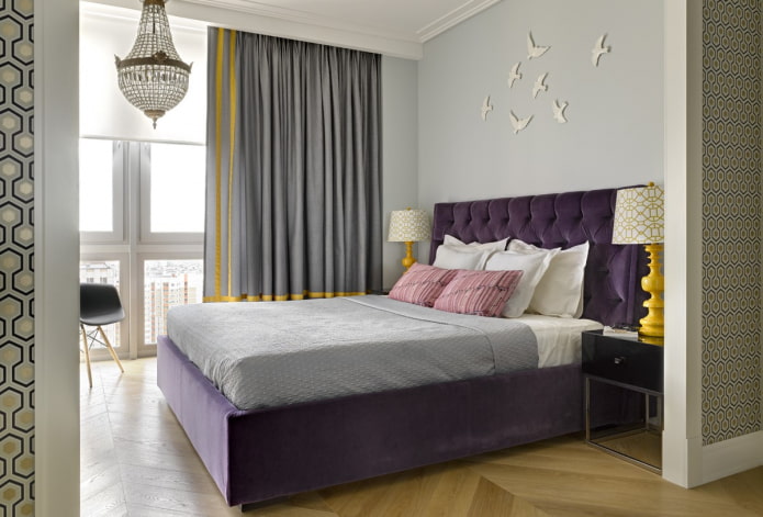 fioletowe łóżko we wnętrzu sypialni