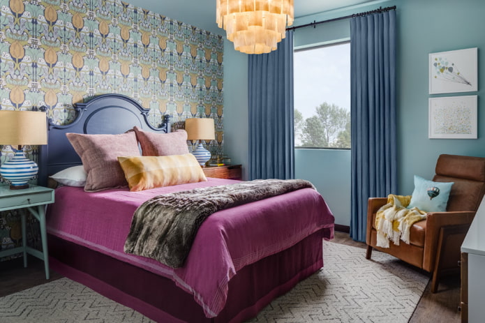 cama azul en el interior del dormitorio