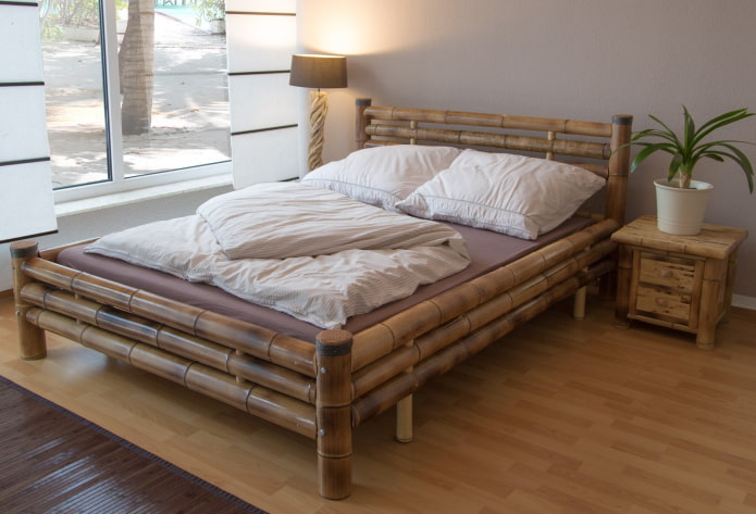 llit de bambú a l’interior del dormitori