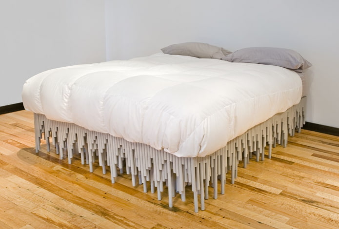krevet od plastične cijevi u unutrašnjosti spavaće sobe