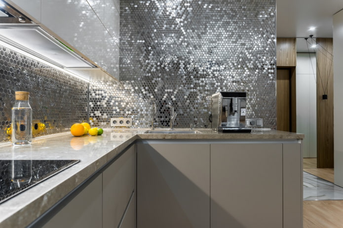 fém mozaik csempe a konyhában