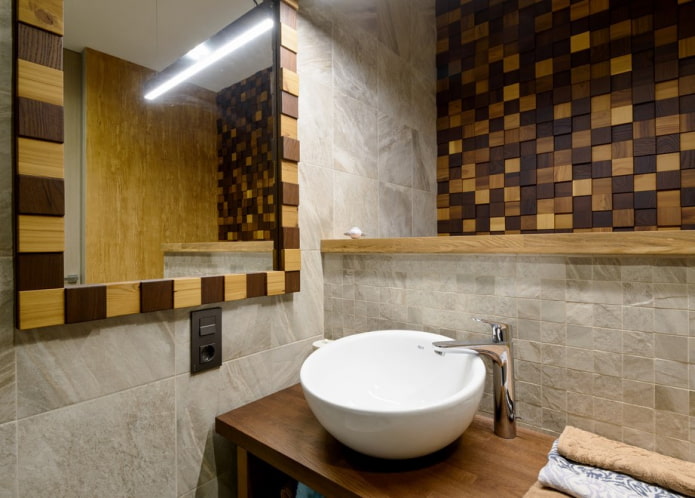 fából készült mozaik csempe a fürdőszobában